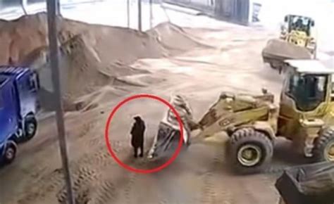 china.mujer excavadora|Maquina de construcción atrapa por error a una mujer y la.